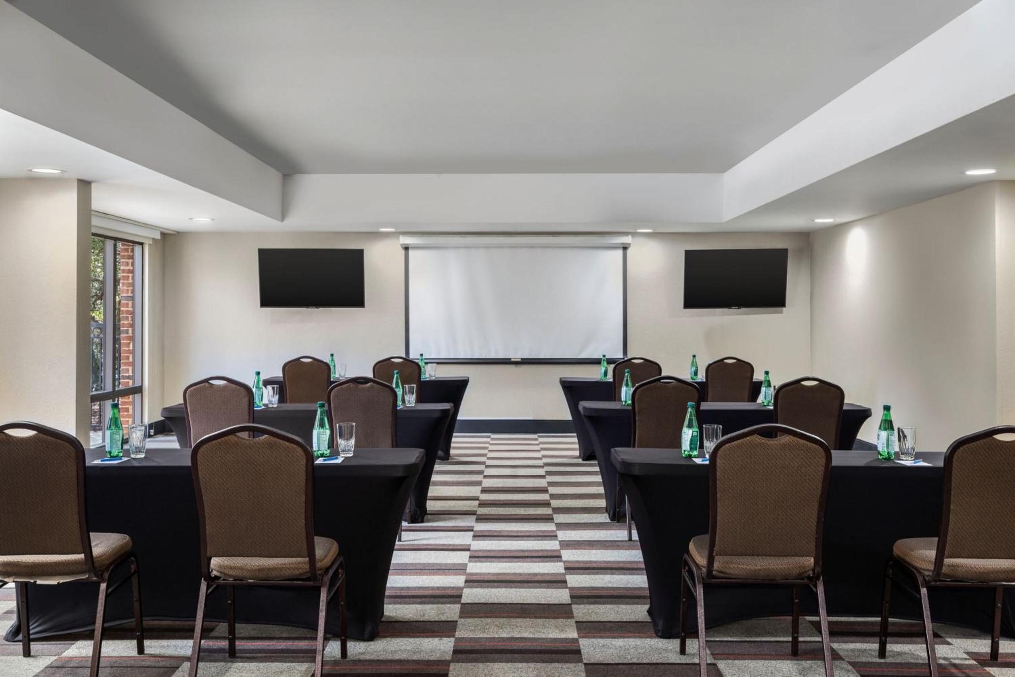 Four Points By Sheraton Greensboro Airport Buitenkant foto