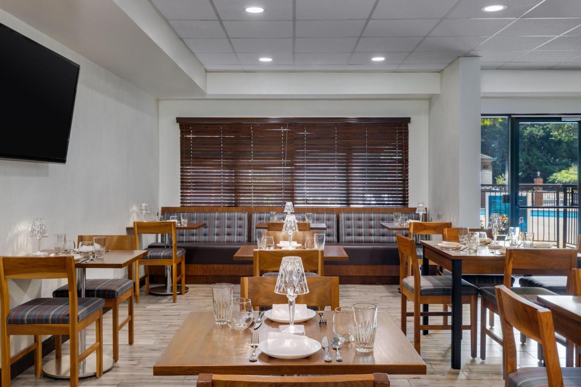 Four Points By Sheraton Greensboro Airport Buitenkant foto